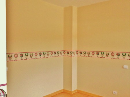 Pintura lisa y cenefa papel pintado